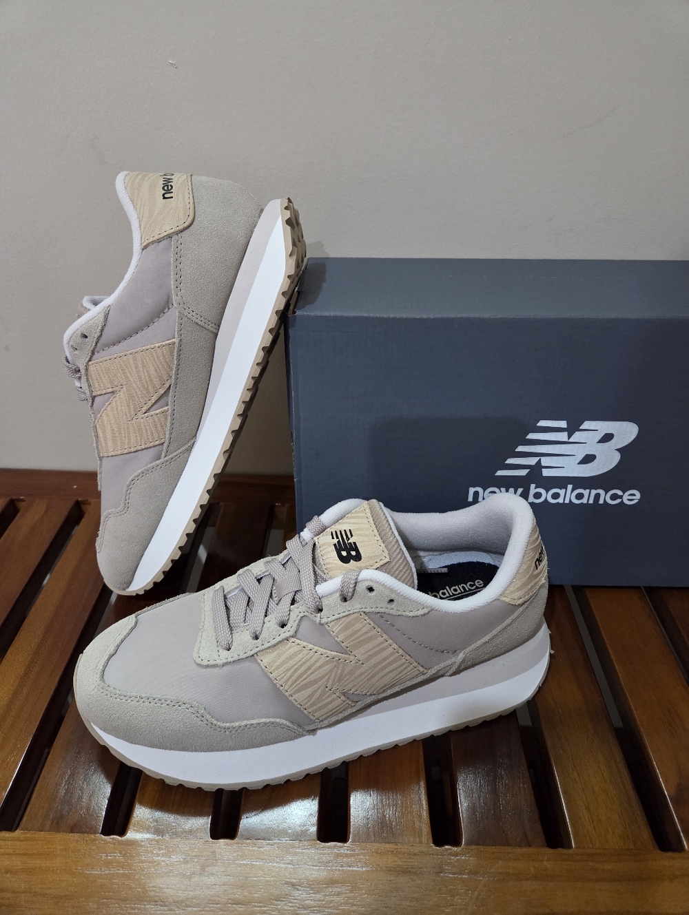 New Balance 237 Women's Light Beige and Tan Retro Sneakers Size 7 NEW
